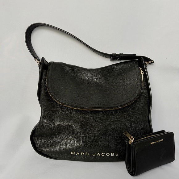 Marc Jacobs Handbags - Marc Jacobs Black Pebbled Leather Shoulder Bag Bucket Style with Matching Wallet